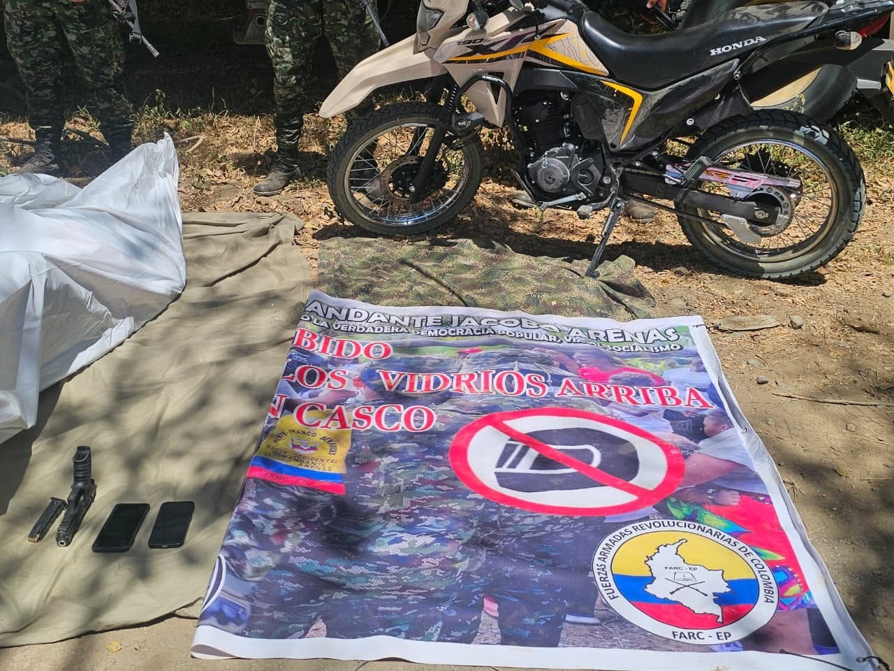 La operación en la vía Panamericana permitió recuperar un camión con 35 toneladas de café y una volqueta, y liberar al conductor que había sido secuestrado por los asaltantes. La Brigada 29 mantiene un dispositivo permanente sobre el corredor vial para garantizar la movilidad y la seguridad de conductores y comunidades del suroccidente colombiano.