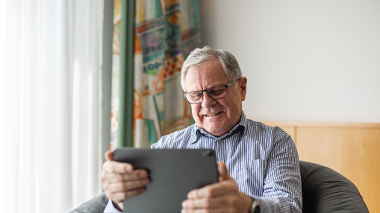 La edad de jubilación en Colombia es de 62 años para hombres y de 57 años para mujeres, que hayan cumplido las 1.300 semanas cotizadas (aproximadamente 26 años).