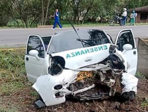 Una adolescente de 17 años sería la víctima del accidente en el que perdió el control de un vehículo de enseñanza y colisionó contra un separador vial.