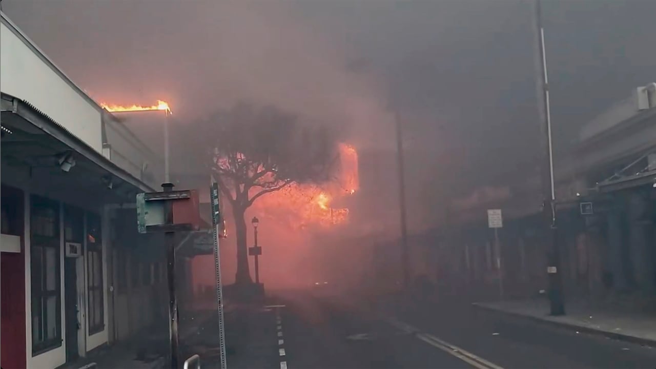El humo y las llamas llenan el aire de los incendios forestales en Front Street en el centro de Lahaina, Maui, el martes 8 de agosto de 2023.