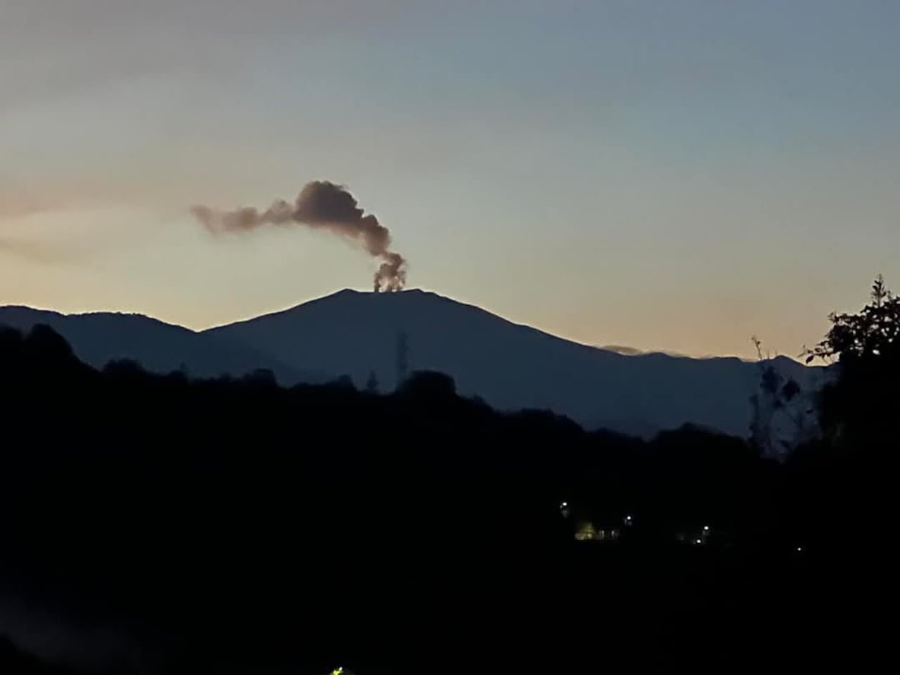 Esta es una de las fotos de la fumarola que se apreció en la mañana de este domingo 2 de febrero de 2025. La imagen circula en las redes sociales.