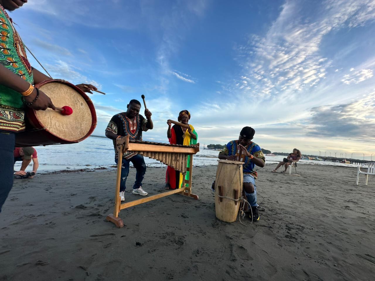 Los sonidos de la marimba y los tambores acompañan los poemas de gratitud hacia los gigantes del océano.