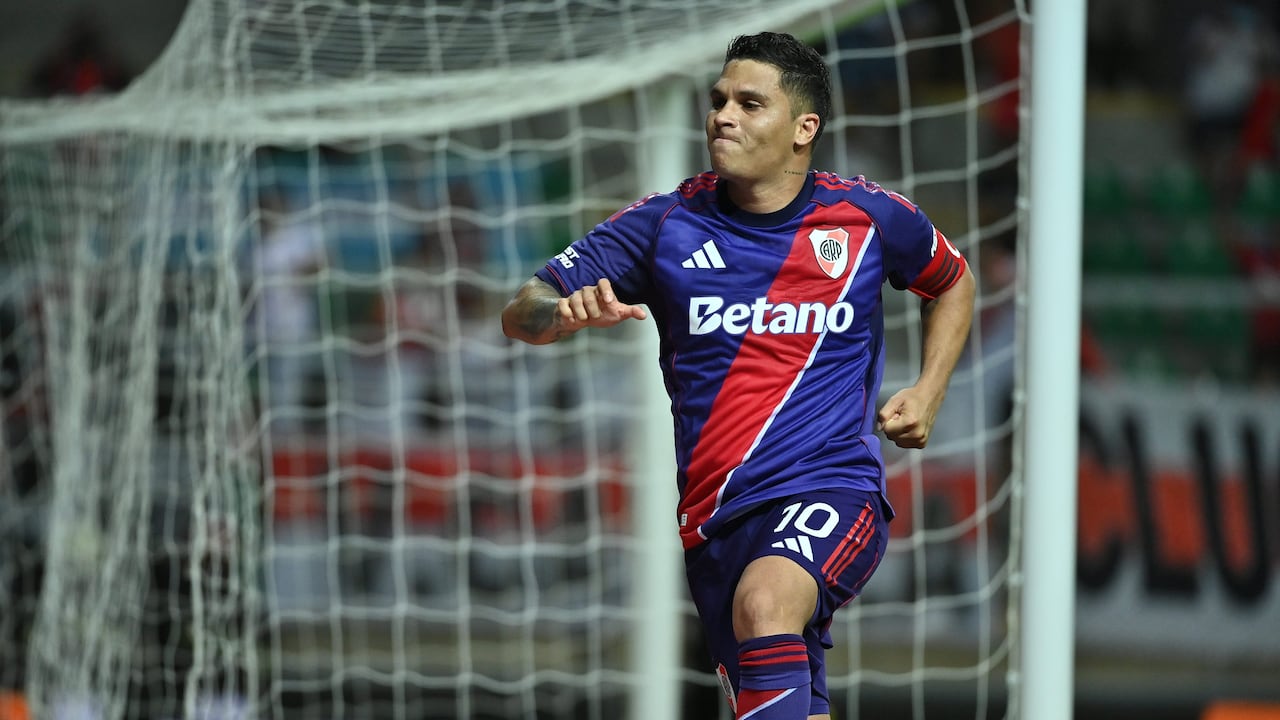 Juan Fernando Quintero durante un duelo de la Liga Argentina 2026 con River Plate.