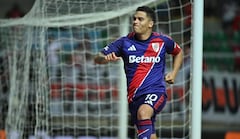 Juan Fernando Quintero durante un duelo de la Liga Argentina 2026 con River Plate.