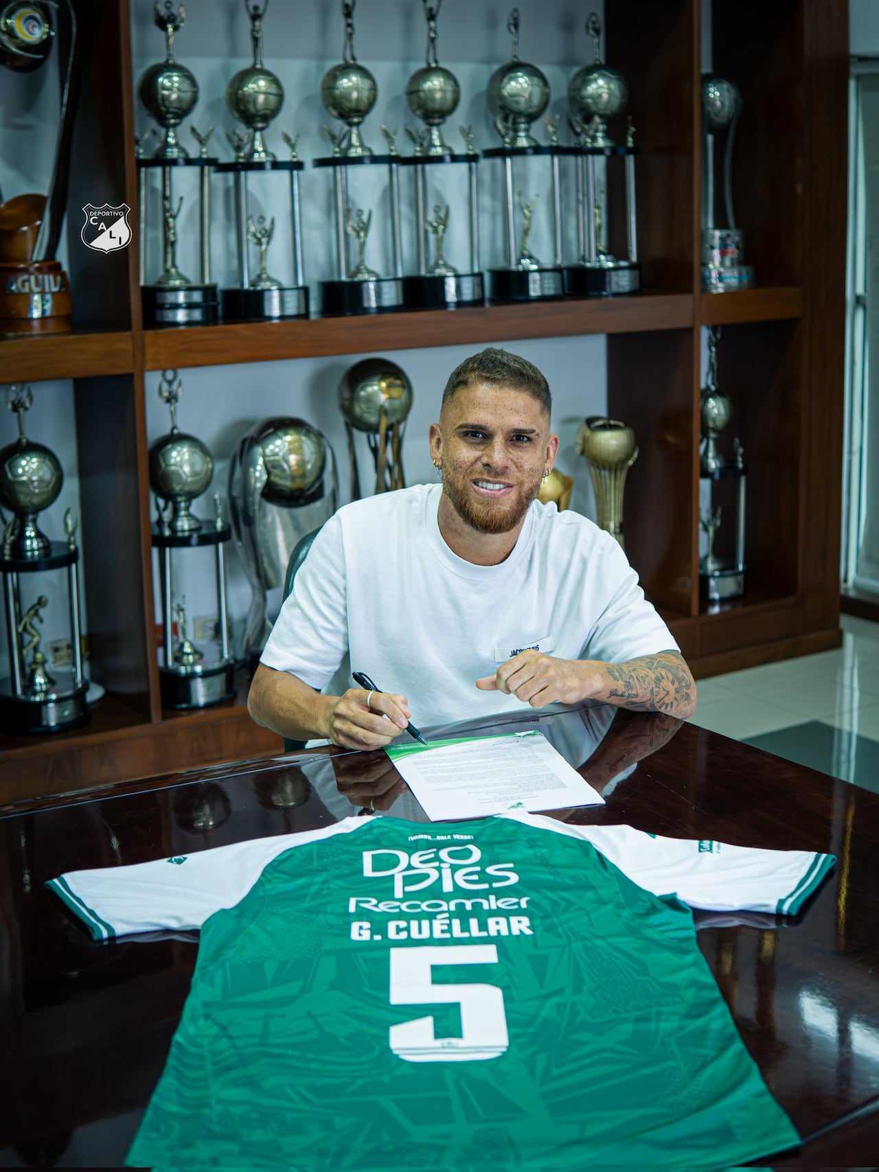 Gustavo Cuellar al firmar su contrato con el Deportivo Cali.