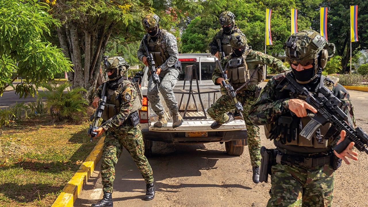 El Ejército y la Policía patrullan las calles de Cali para mitigar cualquier amenaza de las disidencias de las Farc.