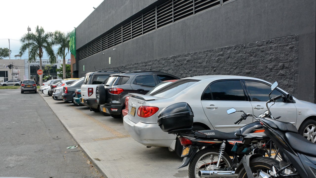 Residentes de una zona residencial al sur de la ciudad denuncian que un supermercado de cadena reconocido tomó los andenes peatonales para parqueo de vehículos.