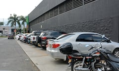 Residentes de una zona residencial al sur de la ciudad denuncian que un supermercado de cadena reconocido tomó los andenes peatonales para parqueo de vehículos.