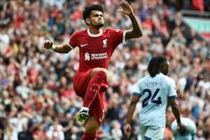 Luis Díaz, de Liverpool, a la izquierda, celebra después de anotar el primer gol de su equipo durante el partido de fútbol de la Premier League entre Liverpool y AFC Bournemouth en Anfield, Liverpool, Inglaterra, el sábado 19 de agosto de 2023. (Foto AP/Rui Vieira)
