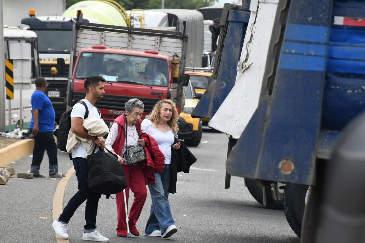 Varios pasajeros han tenido que caminar con sus maletas en mano debido al cierre en el Paso del Comercio.
