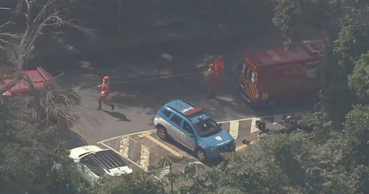Organismos de emergencia atienden la emergencia tras el accidente de un helicóptero en Río de Janeiro, Brasil.