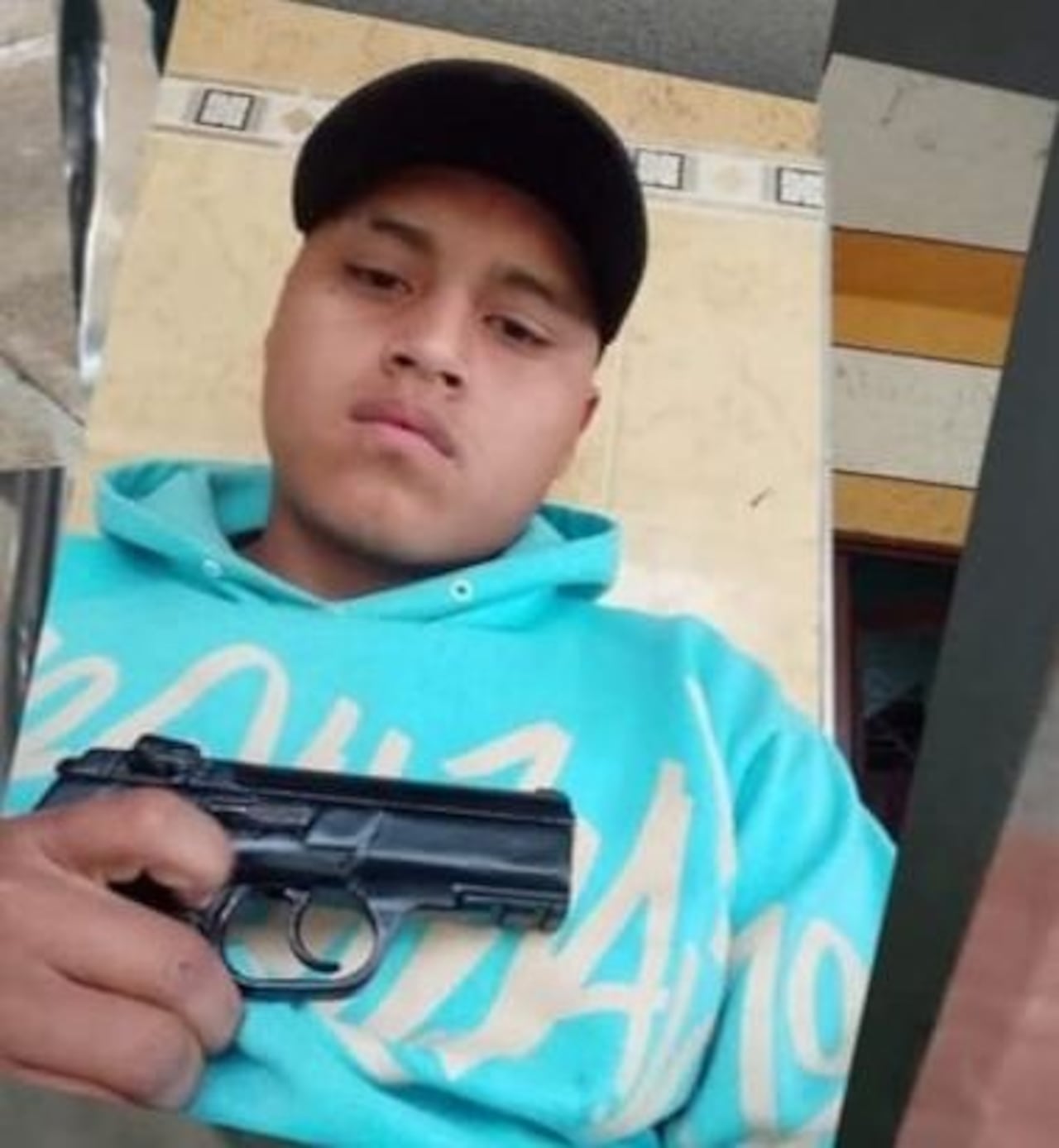 "Bauner Ardrey Casamachín Gares aparece en una fotografía, portando esta arma de fuego", reportaron líderes sociales de Miranda, Cauca.