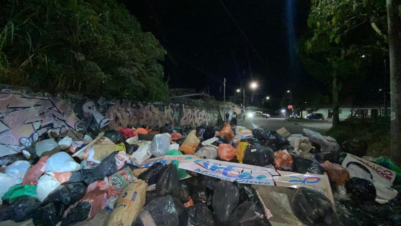 Montañas de basura permanecen acumuladas en calles y espacios públicos, generando malos olores, proliferación de insectos y preocupación entre los residentes.