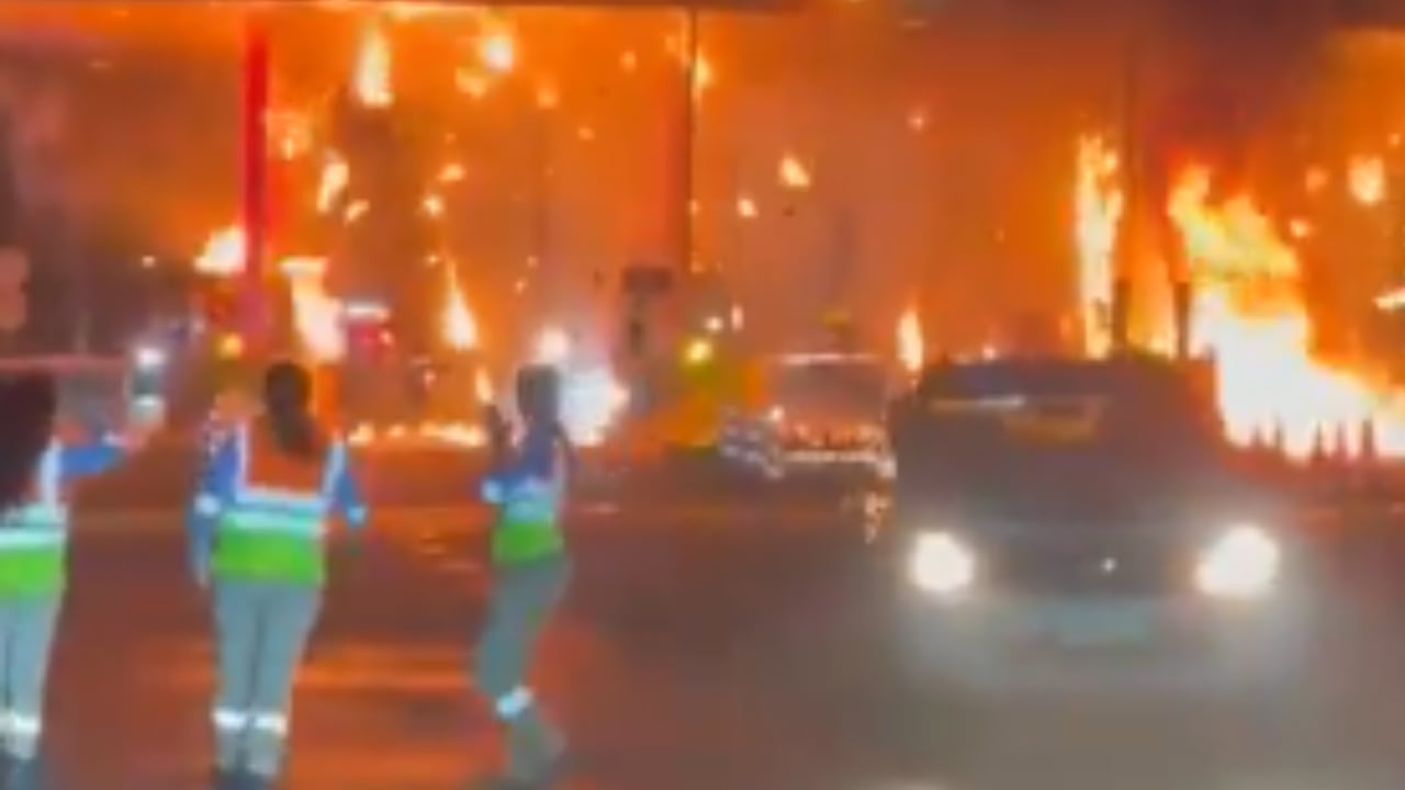 De acuerdo con los primeros reportes, el fuego se habría originado en un automóvil.