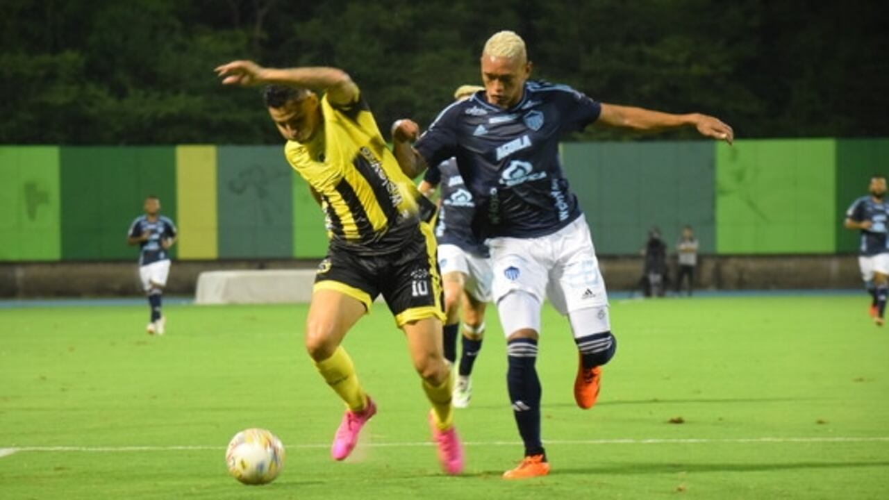 Imágenes del partido entre Alianza Petrolera y Junior de Barranquilla que terminó en goleada 1-5 a favor del 'tiburón'