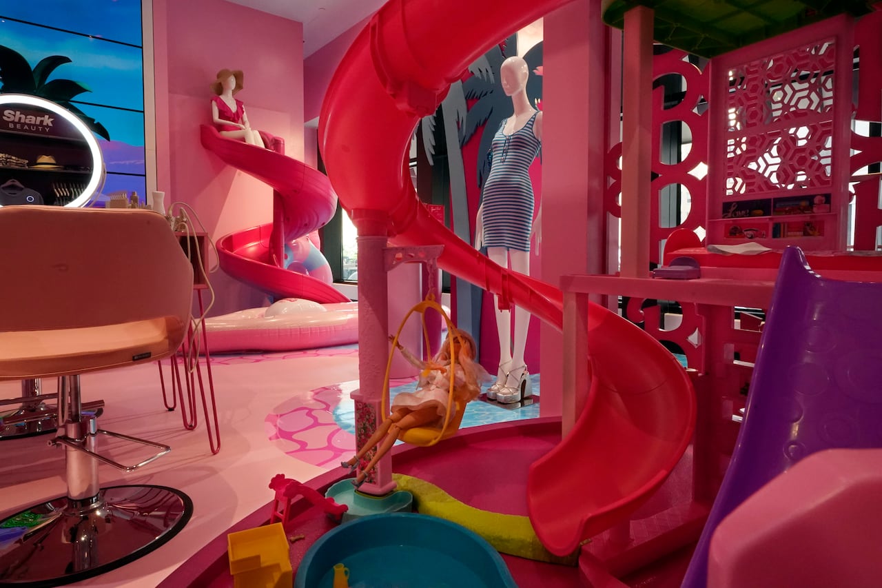 Mercancía de temática de Barbie se exhibe en una sección especial en Bloomingdale's, en Nueva York, el jueves 20 de julio de 2023. Previo al estreno de la película "Barbie", su empresa matriz Mattel ha creado un bombardeo de mercadotecnia de productos con más de 100 marcas. (Foto AP/Richard Drew)