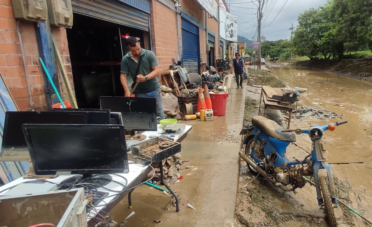Yumbo: Perdidas millonarias por las inundaciones en la zona industrial de Cencar. Empresarios y trabajadores se encargarán de la limpieza de la zona. Foto José L Guzmán. EL País.
