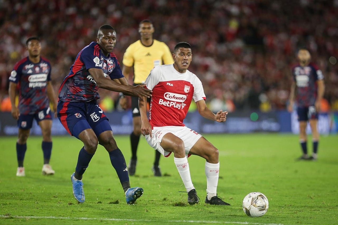 Imagen del partido de ida de la final del primer semestre de la Liga colombiana 2025, entre Santa Fe y Medellín.