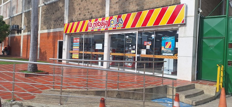 Drogas La Rebaja cuenta actualmente con 1017 puntos de venta en todo el país. El presidente Gustavo Petro ha dicho que estos establecimientos comerciales serán destinados a la distribución de los medicamentos del mercado institucional, es decir, como dispensarios, y así llegar a las zonas apartadas del país.
Foto: Copservir / El País.