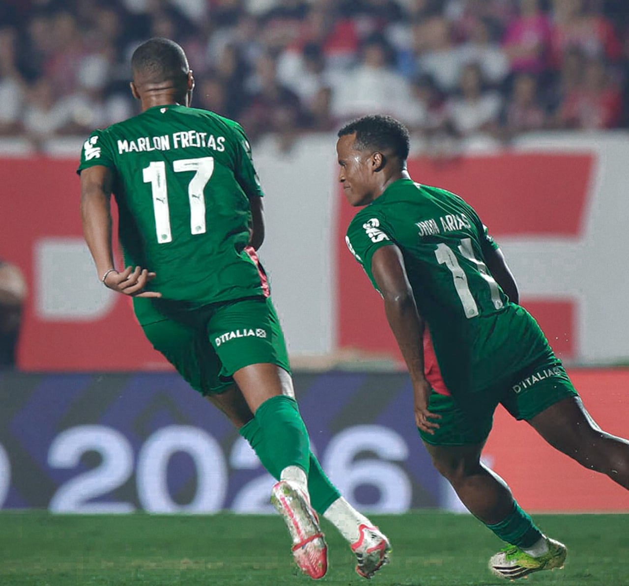 Jhon Arias (der.) celebra tras marcarle a São Paulo.