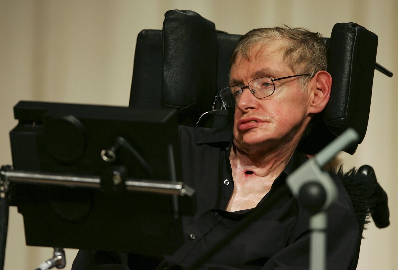 Hawking lanzó fuertes advertencias a la población mundial.
