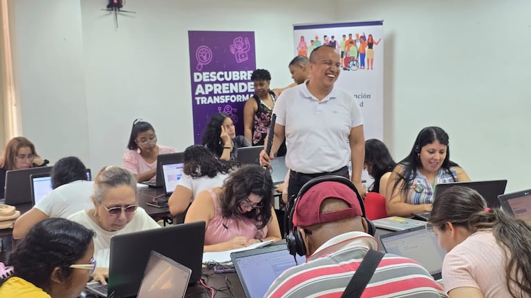 Personas con discapacidad y cuidadores avanzan en talleres de ofimática adaptada, clave para reducir la brecha digital.