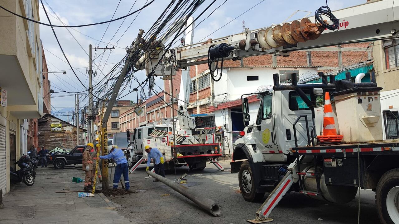 El poste había resultado dañado luego del choque de una tractomula el pasado 23 de octubre.