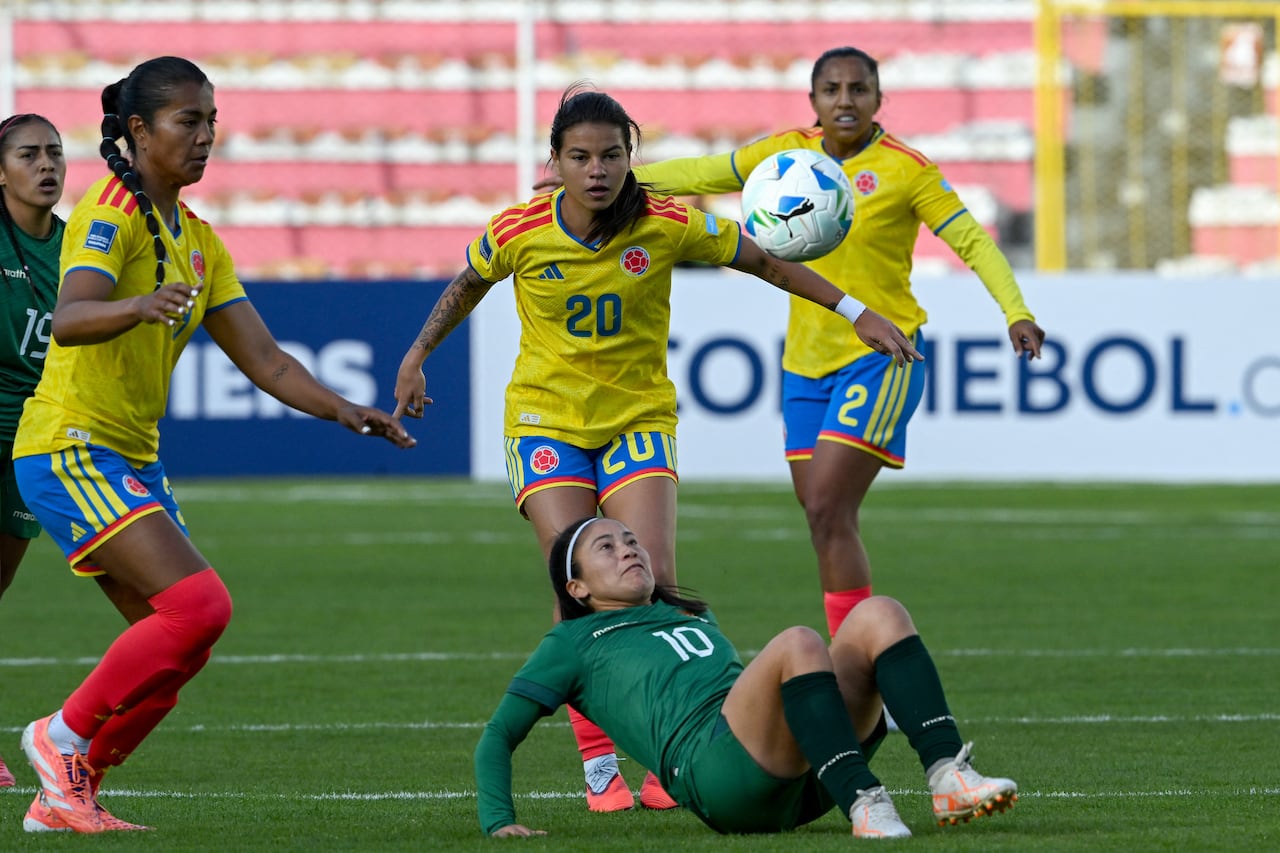 La centrocampista boliviana #10 Ana Paula Rojas, la defensa colombiana #03 Daniela Arias y la centrocampista #20 Ilana Izquierdo disputan el balón durante el partido de fútbol de la Liga de Naciones Femenina de la Conmebol 2025-26 entre Bolivia y Colombia en el Estadio Hernando Siles en La Paz el 28 de noviembre de 2025. (Foto de Aizar RALDES / AFP)