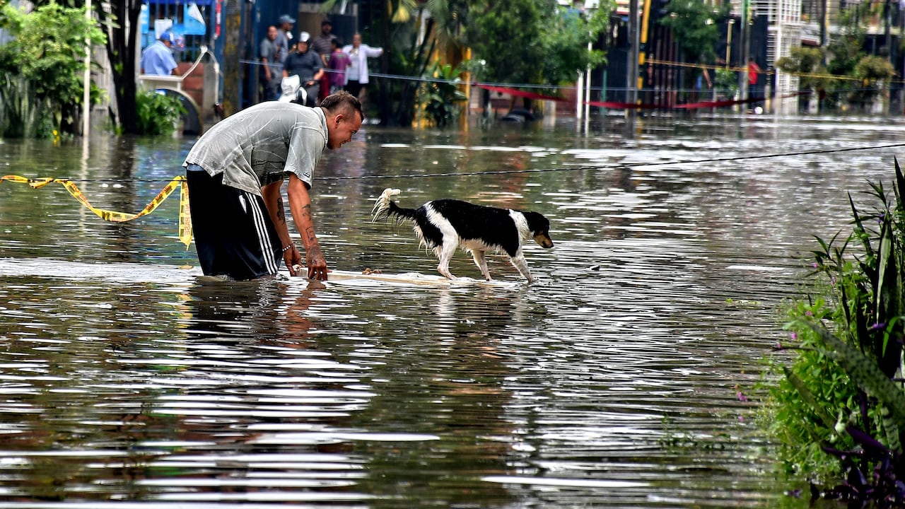 Inundaciones en el oriente de Cali tras lluvias en la madrugada de este martes. fotos Raúl Palacios
