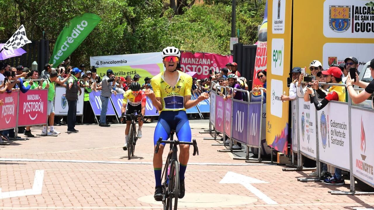 Momento en el Kevin Castillo, del equipo Sistecrédito, se impone en Cristo Rey para ganar la etapa 6 del Clásico RCN 2024.