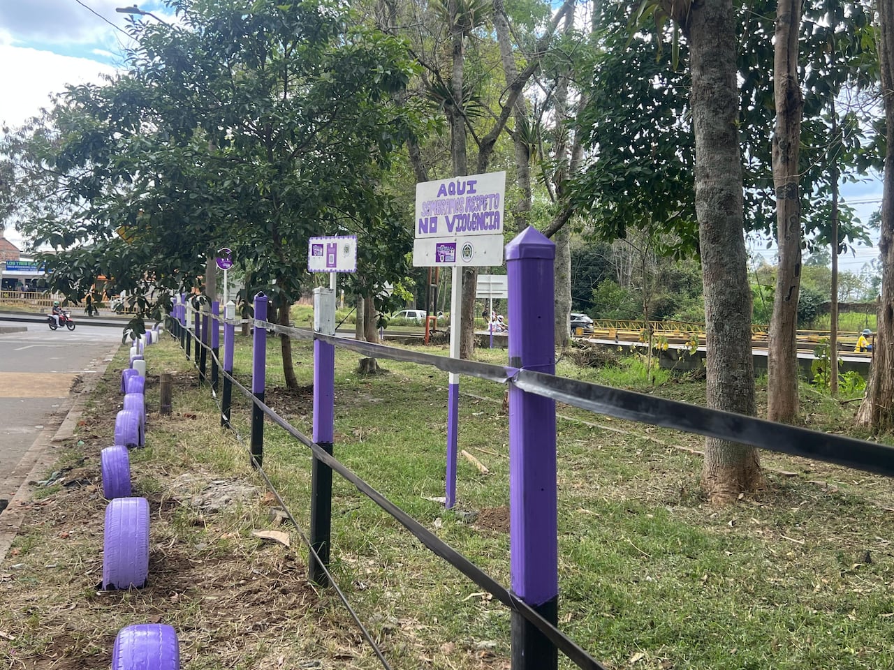 De acuerdo con la Policía, el código QR permite que las personas que denuncien, brinden su información para ser contactadas por las Patrullas de Justicia Cerca, que guían a la persona afectada con asesoría legal para acceder a la ruta de atención con la Fiscalía General de la Nación, Policía Metropolitana de Barranquilla y el Instituto de Medicina Legal.