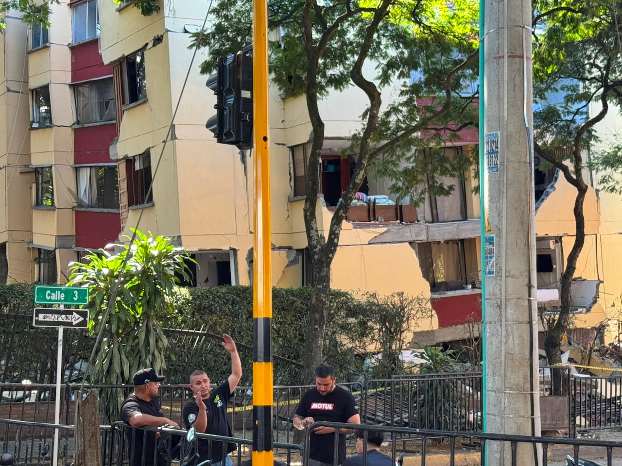 Edificaciones afectadas con la carrera 56 después de la calle 5, hacia la avenida Los Cerros.