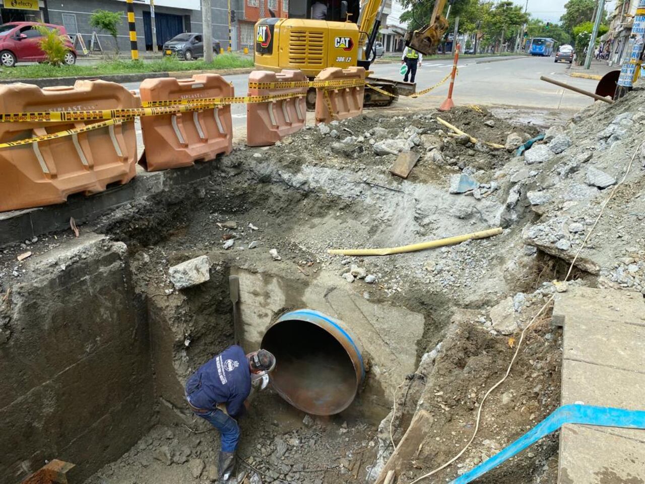 Cuadrillas de Emcali adelantan la reparación de una tubería de 40 pulgadas que sale de la planta Río Cauca que surte al sur y centro de la ciudad y que tiene sin agua a varios barrios de Cali. Foto Especial de Emcali.