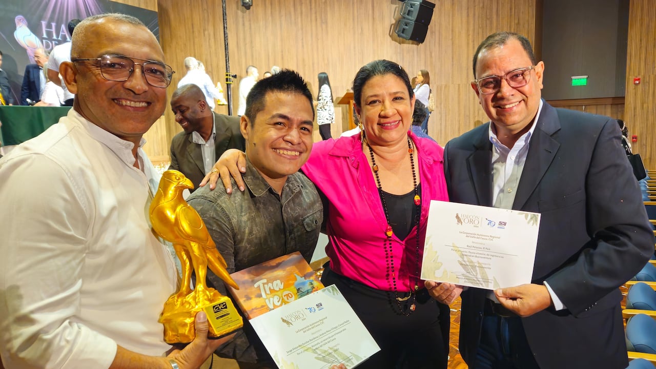 Jorge Orozco, Jorge Escobar, Isabel Peláez y Raúl Palacios, periodistas y reporteros gráficos de El País.