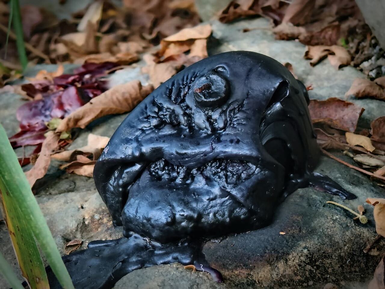 Los ritos satánicos y brujería clandestinos en los ríos de Cali, se practican a cielo abierto en los siete ríos que surcan la ciudad. Además, tienden a aumentar en la época de Halloween. Usan elementos como tabacos, velas, aceites, prendas íntimas, espejos, frutas, figuras humanas, entre otros e incluso sacrificio de animales. Foto Jorge Orozco. El País.