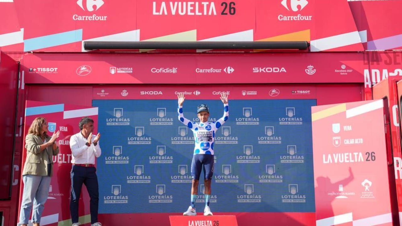 El colombiano Santiago Buitrago sube al podio como líder de la clasificación de la montaña de la Vuelta a España.