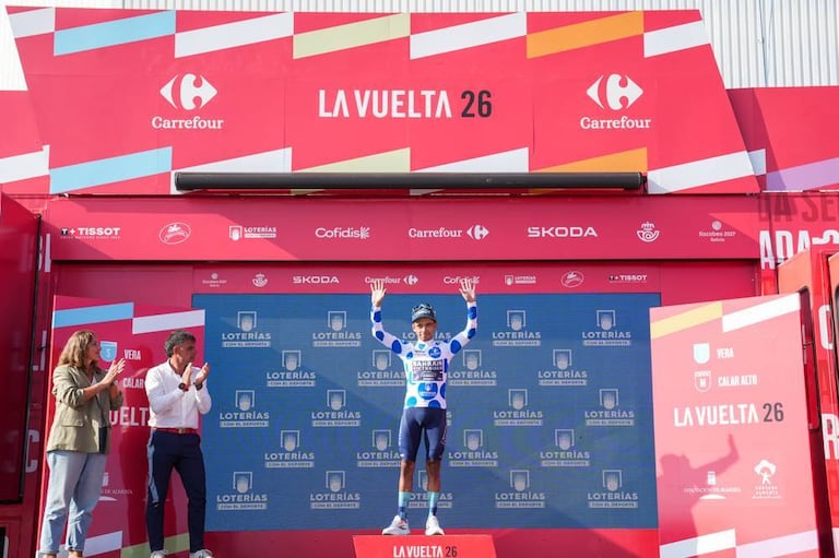 El colombiano Santiago Buitrago sube al podio como líder de la clasificación de la montaña de la Vuelta a España.