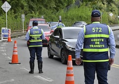 Los diferentes organismos de seguridad de la ciudad como son, los Guardas de transito , Bomberos y la Policia Nacional, Hacen presencia en uno de los lugares mas concurrido por estos primeros días del año, para vigilar de primera mano el comportamiento de las personas que visitan al rio Pance. Fotos Raúl Palacios El País.