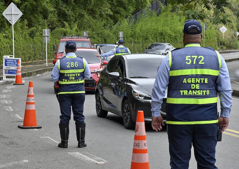 Los diferentes organismos de seguridad de la ciudad como son, los Guardas de transito , Bomberos y la Policia Nacional, Hacen presencia en uno de los lugares mas concurrido por estos primeros días del año, para vigilar de primera mano el comportamiento de las personas que visitan al rio Pance. Fotos Raúl Palacios El País.