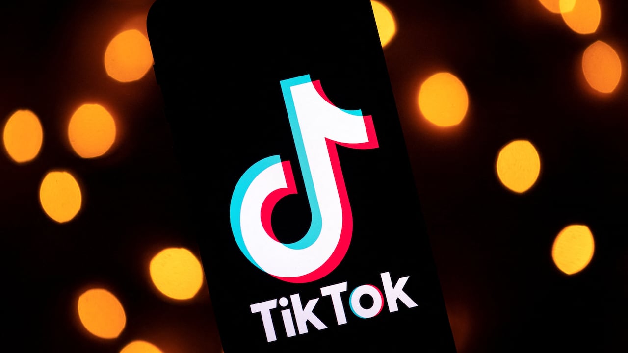 TikTok habilitará compras directamente sobre su plataforma. (Photo by Lionel BONAVENTURE / AFP)