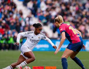La colombiana Linda Caicedo, máxima figura del Real Madrid, trata de eludir a una jugadora del Barcelona, en la final de la Supercopa de España 2025, que perdió.