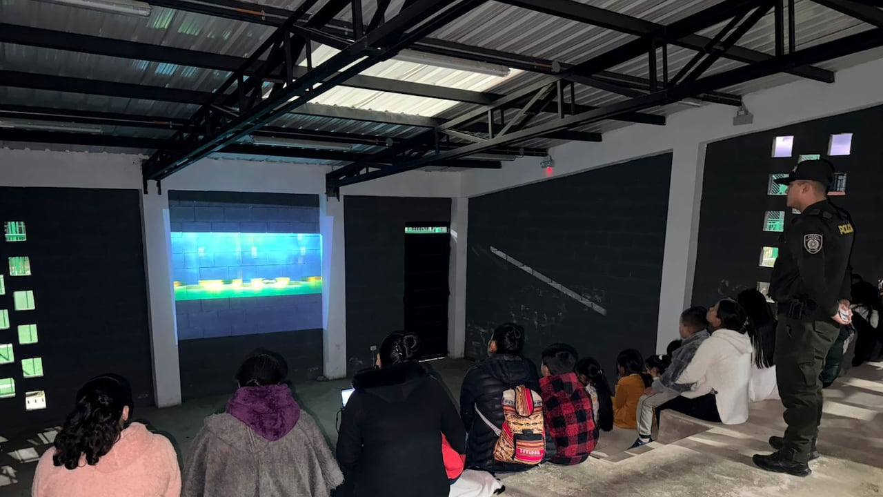 El coronel Jhon Jairo Urrea, comandante de Policía en Nariño, destacó la importancia de prevenir la violencia desde el hogar y fortalecer la confianza ciudadana.