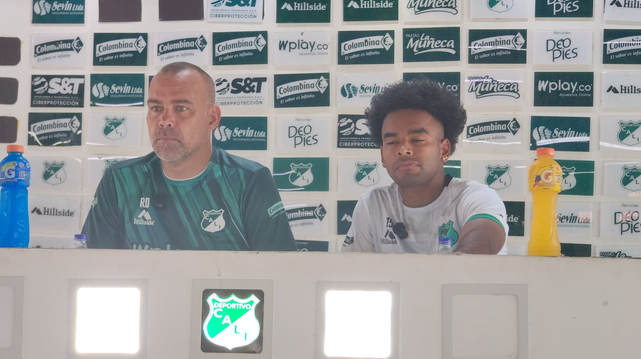 Rafael Dudamel (izq.) y Johan Martínez durante la rueda de prensa del Deportivo Cali.