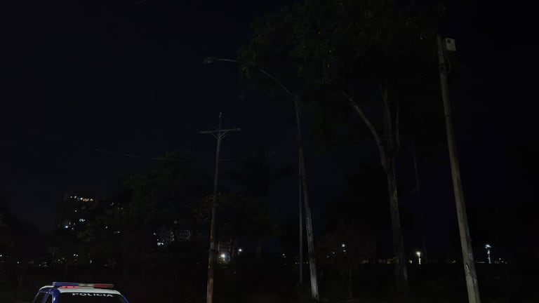 Cuatro cuadras de la Carrera 50, en el barrio Mariano Ramos, permanecen sin alumbrado público, aumentando la percepción de inseguridad entre los residentes de la Comuna 16.