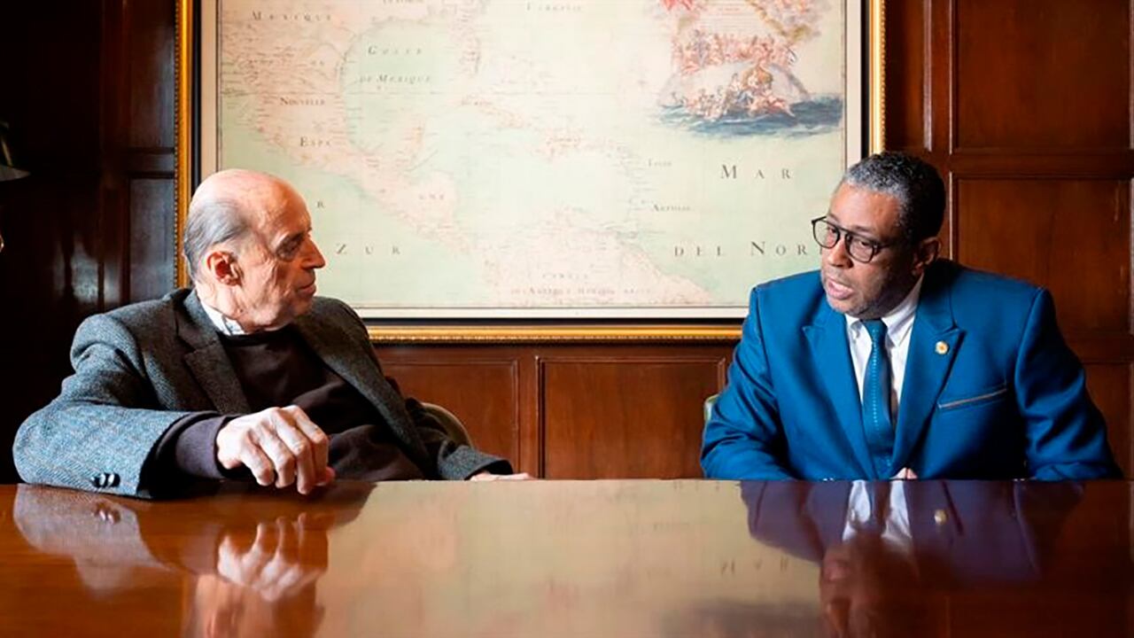 El canciller Álvaro Leyva en reunión en Bogotá con el encargado de negocios de Haití en Colombia, Pierre Philippe Brunet.