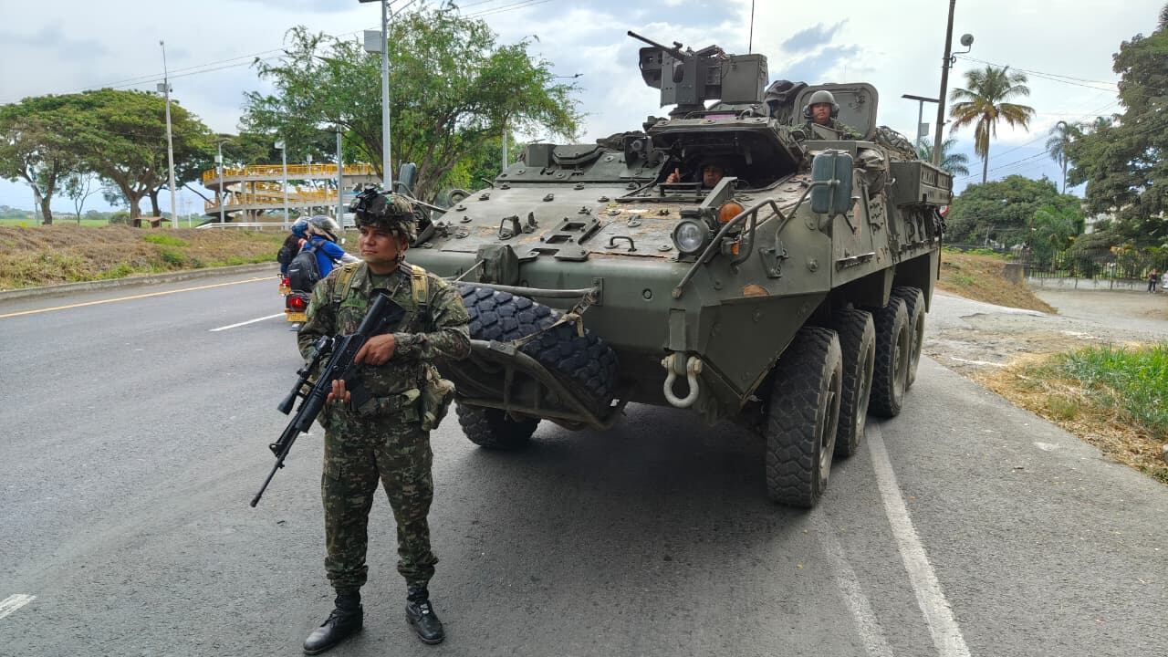 Blindaje de entradas a Cali con tanques del Ejército Nacional.