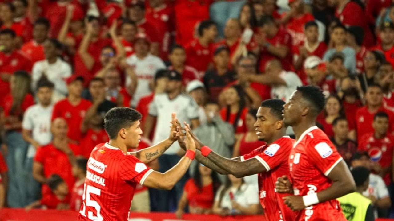 América de Cali celebrando el triunfo sobre Atlético Nacional en el clásico, disputado en el Pascual Guerrero.