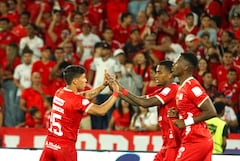 América de Cali celebrando el triunfo sobre Atlético Nacional en el clásico, disputado en el Pascual Guerrero.