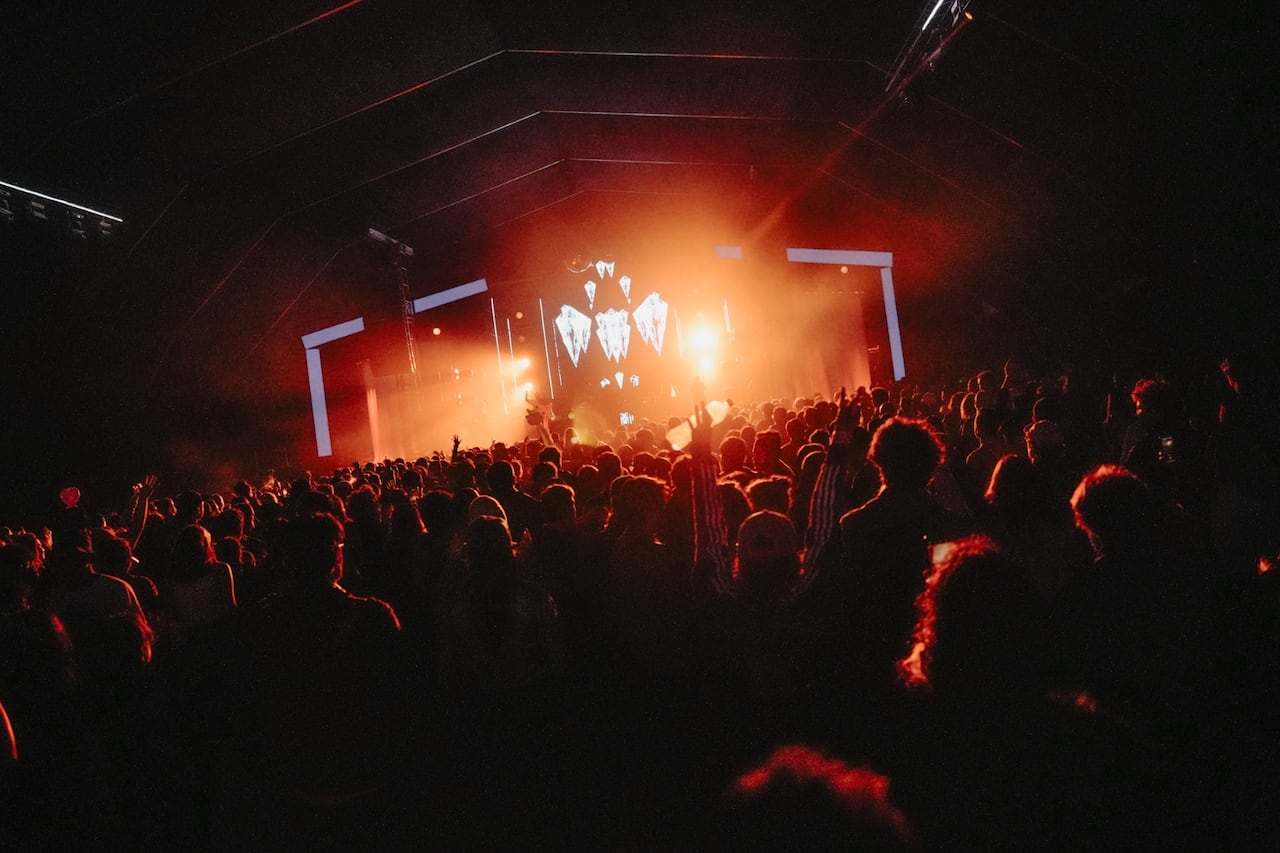 Su set incluye remixes inéditos de
clásicos de Arcade Fire y material original pensado para “bailar con el niño interior”, más cercano a un ritual sonoro que a una
presentación convencional.