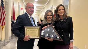 Vicky Davila y Carlos A. Giménez, Congresista de los Estados Unidos
Distrito 28 de la Florida Capitolio EEUU
Washington 18 abril 2024